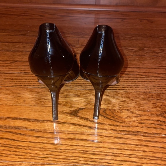 Authentic Gucci size 40 horse- bit black patent leather heels. - Picture 7 of 9